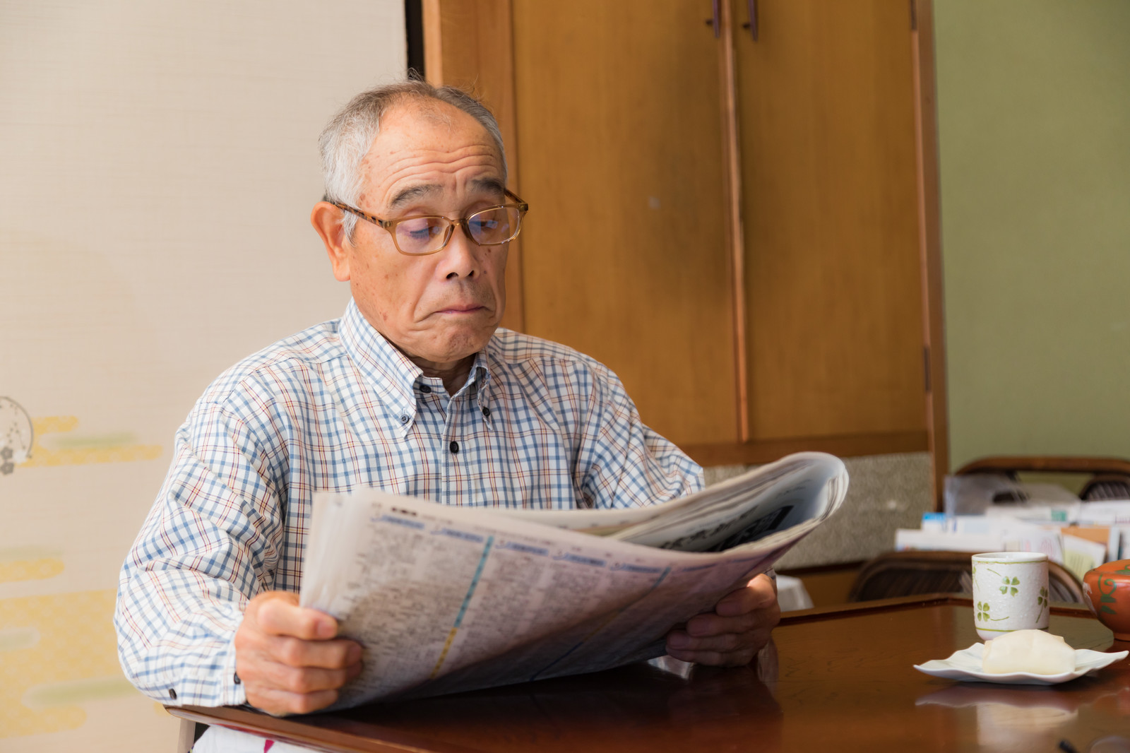 新聞を読むおじいちゃん